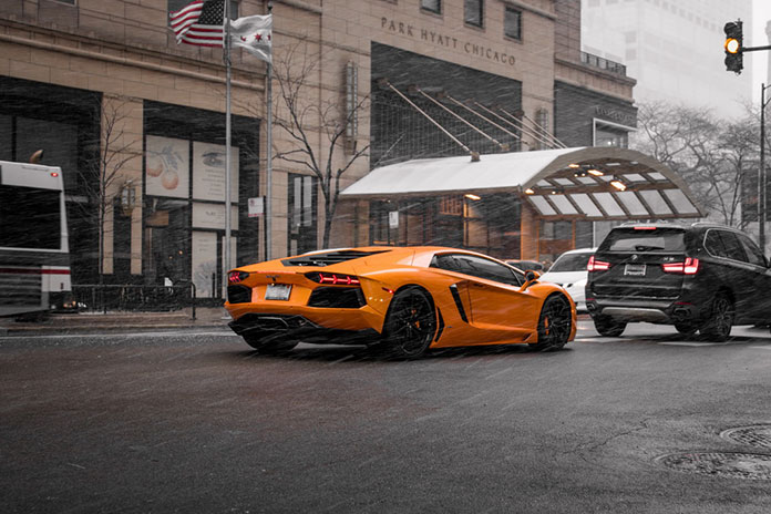 Nakładanie foli na auto