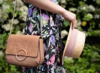 Torebka listonoszka – dlaczego warto mieć ją w swojej szafie? Torebka listonoszka