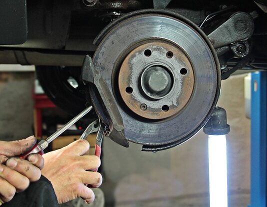 Na które koła działa hamulec ręczny?