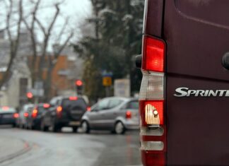 Czy będzie można jeździć autem spalinowym po 2035?