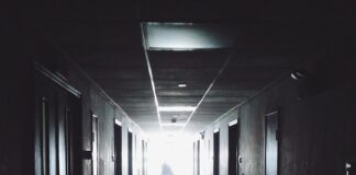 Czy można siedzieć w aucie na pasie awaryjnym?