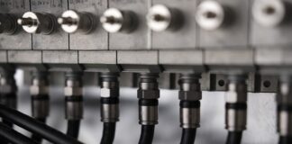 Jaka szczelina między klepiskiem a cepami Claas?