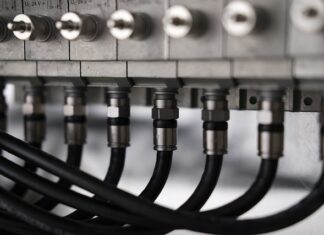 Jaka szczelina między klepiskiem a cepami Claas?