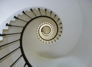 Na jakim biegu zostawia się samochód? Na jakim biegu zostawia się samochód?