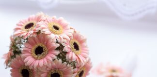 Czy na chrzciny wypada iść w czarnej sukience?