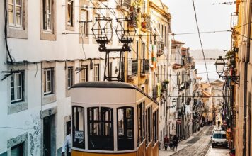 Jaki wózek spacerowy na wakacje?