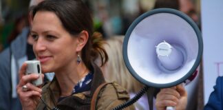 Czy głośna muzyka szkodzi niemowlakowi?