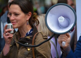 Czy głośna muzyka szkodzi niemowlakowi?