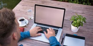 Jak się pisze wyraz jabłuszko?