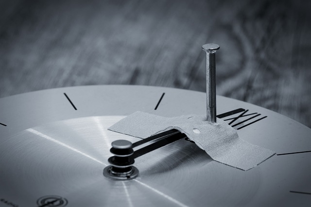 Jak przykleić puzzle do kartonu?