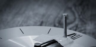 Czym przykleić puzzle do płyty?