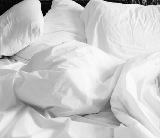 Bawełniana pościel w klimacie hygge – jak wprowadzić ciepło i spokój do sypialni? Pościel bawełniana